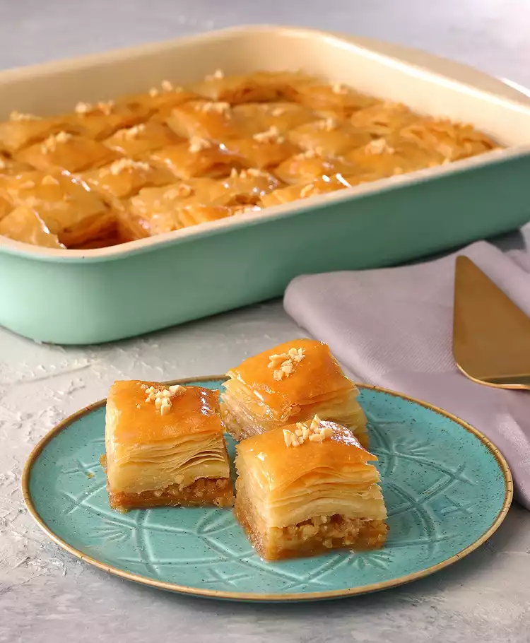 Bademli baklava - ince kıyılmış bademlerle hazırlanmış özel baklava