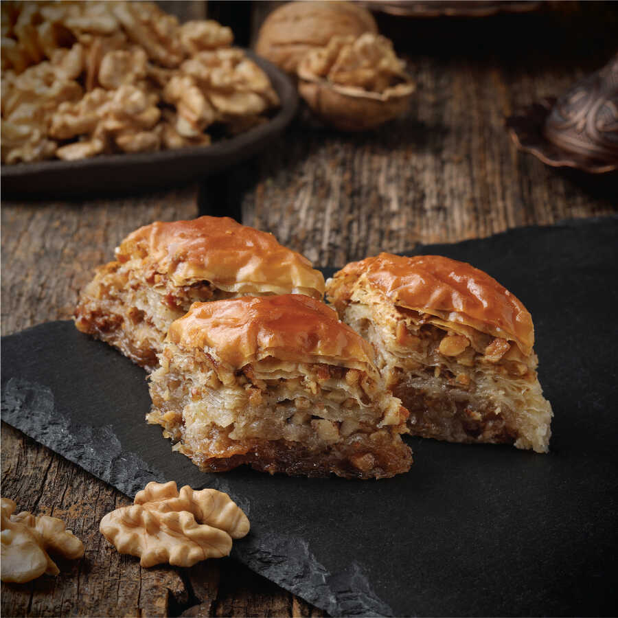 Cevizli baklava - iri ceviz parçalarıyla zenginleştirilmiş baklava çeşidi