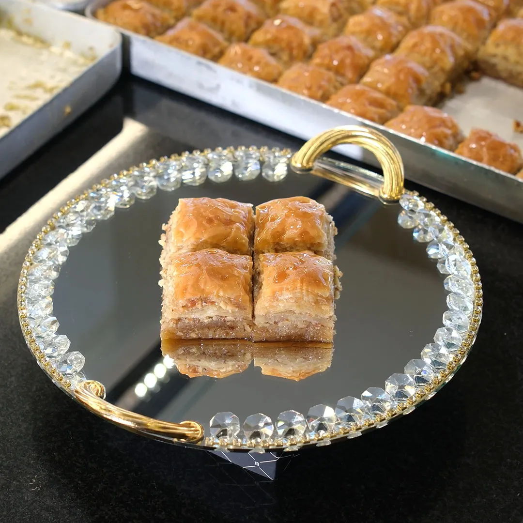 Klasik cevizli baklava - geleneksel tarifle hazırlanmış altın rengi dilimler