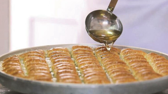 Baklava şerbeti hazırlama - şeker, su ve limon karışımı