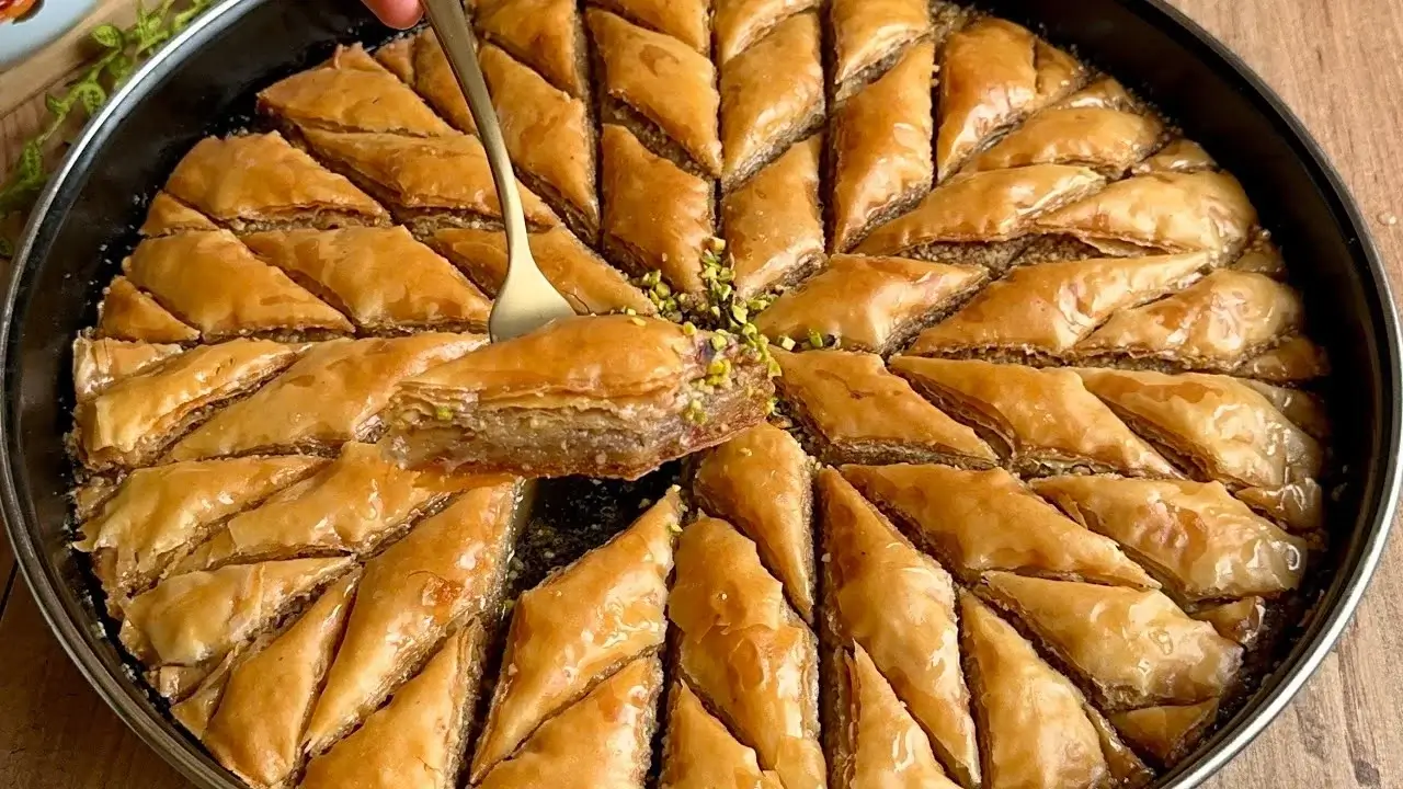 Baklava fırında pişirme - altın rengi baklava dilimleri fırında
