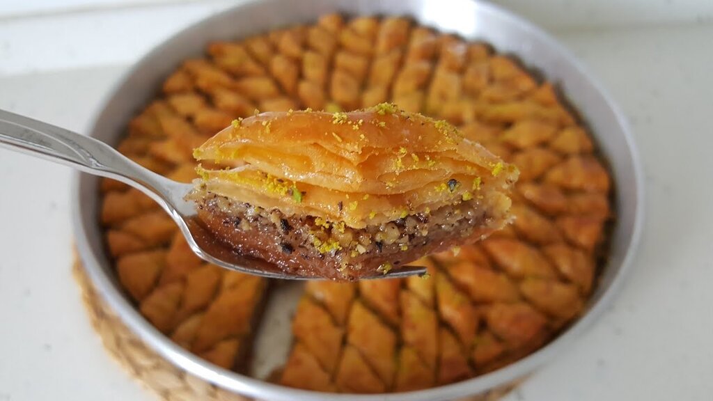 Baklava şerbet dökme - sıcak baklavaya soğuk şerbet dökülüyor